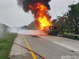 Lalin Cipali Sempat Dialihkan, Kebakaran Truk Tiner Berhasil Dipadamkan