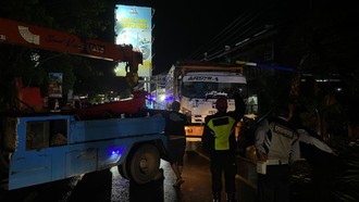 Truk Rem Blong Makan Korban Lagi , Hantam 4 Mobil-Motor di Turunan