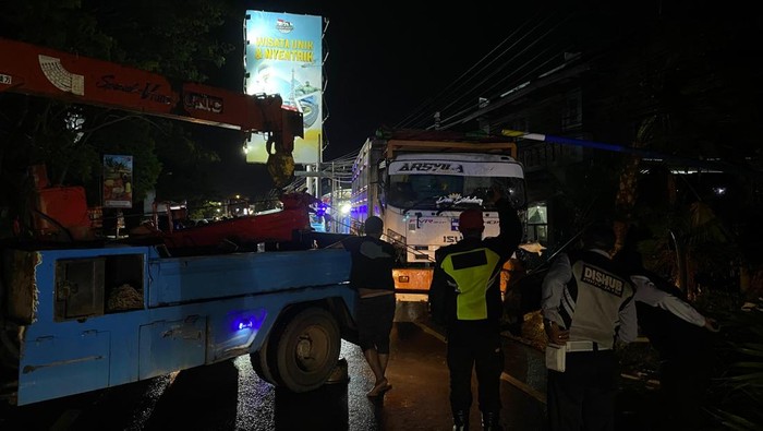 Evakuasi truk diduga rem blong yang menabrak sejumlah kendaraan di Jalan Pattimura, Kota Batu
