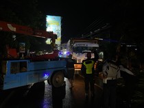 Truk Rem Blong Makan Korban Lagi , Hantam 4 Mobil-Motor di Turunan