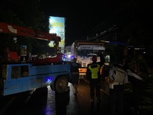 Truk Rem Blong Makan Korban Lagi , Hantam 4 Mobil-Motor di Turunan