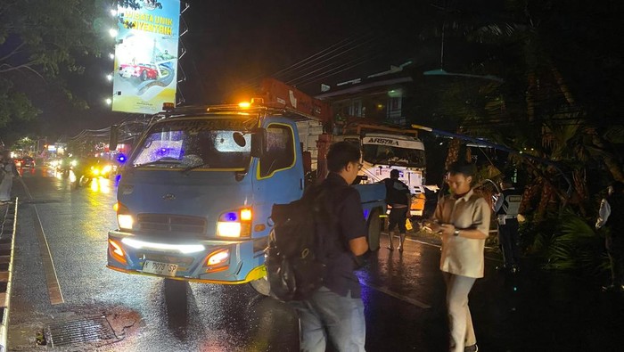 Evakuasi truk diduga rem blong yang menabrak sejumlah kendaraan di Jalan Pattimura, Kota Batu