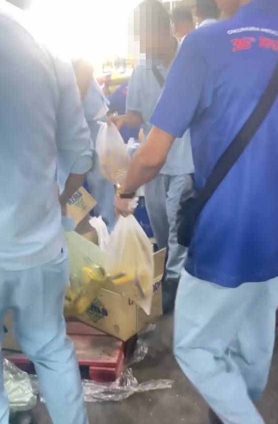 Heboh! Minyak Goreng Subsidi Diduga Dijual ke Warga Asing