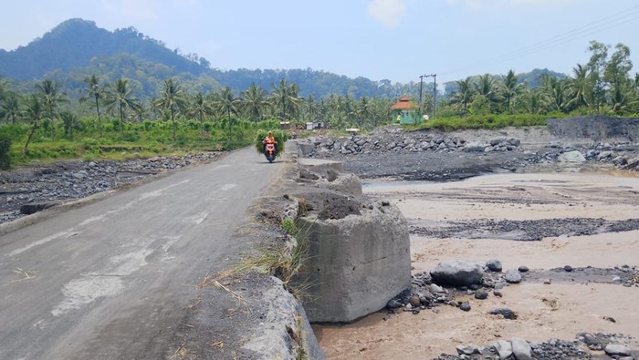 jalan penghubung Kecamatan Pasirian dan Tempursari di Kabupaten Lumajang