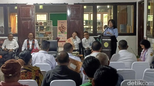 Kepala Badan Pembinaan Hukum Nasional (BPHN) di Kemenkum, Min Usihen, saat peresmian Posbakum di Kelurahan Oesapa Barat, Kota Kupang, NTT, Rabu (18/2/2026). (Foto: Simon Selly/detikBali)