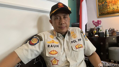 Kepala Satpol PP Lombok Barat, I Ketut Rauh. (Foto: M. Zahiruddin/detikBali)