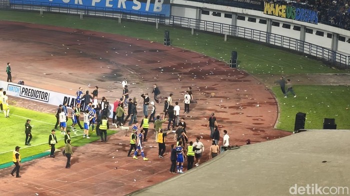 Kericuhan usai Persib tersingkir dari ACL 2 karena kalah agregat dari Ratchaburi FC