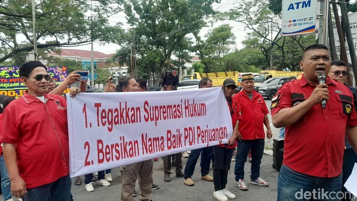 Kader PDIP melakukan demonstrasi di depan Kantor Kejati Sumut menuntut kepastian hukum terhadap Ketua DPD Rapidin Simbolon (Nizar Aldi/detikSumut)