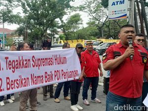 Kader PDIP Demo di Kejatisu Minta Kepastian Hukum Terhadap Rapidin Simbolon