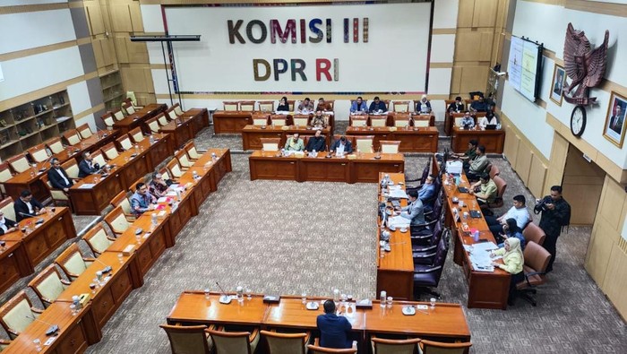 Komisi III DPR mengundang rapat Majelis Kehormatan Mahkamah Konstitusi (MKMK), Rabu (18/2/2026), terkait penetapan Adies Kadir sebagai hakim MK.