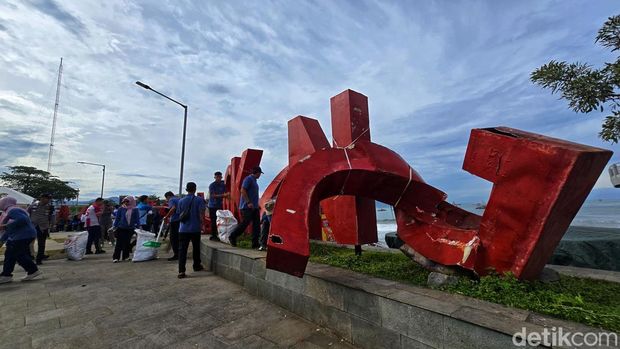 Kondisi miris alun-alun Gadobangkong, Sukabumi Kondisi miris alun-alun Gadobangkong, Sukabumi