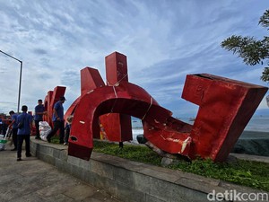 Kondisi Alun-alun Gadobangkong Sukabumi Rusak Usai Viral Penyu Kardus