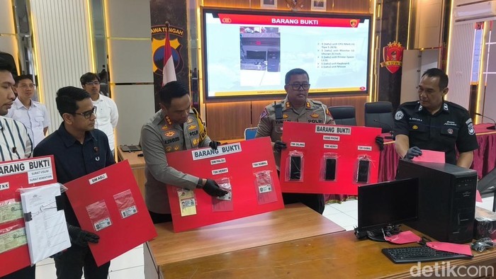 Konferensi pers penetapan tersangka Dirut PT Cahaya Wisata Transportasi (Cahaya Trans) di Mapolrestabes Semarang, Rabu (18/2/2026).