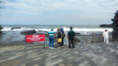 Kunjungan wisatawan ke DTW Tanah Lot, Desa Beraban, Kecamatan Kediri, Tabanan mengalami penurunan saat libur Imlek, Selasa (17/2/2026). (Istimewa)