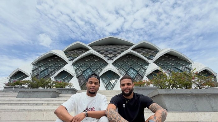 Layvin Kurzawa berfoto di depan Masjid Al Jabbar.