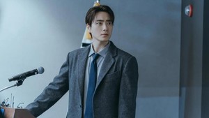 Banyak netizen menyebut aura bangsawan Lee Jun Hyuk bukan hasil latihan, tapi memang bawaan darah sejak lahir. Foto: Instagram @acefactory.official