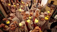 Anak-anak mengenakan busana khas sambil membawa lentera dalam arak-arakan kecil di lingkungan mereka. Tradisi ini diwariskan turun-temurun sebagai bagian dari budaya Ramadan di Irak. REUTERS/Khalid al-Mousily