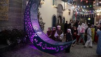 Dekorasi bulan sabit dan lampu hias menghiasi sudut kota Mosul menjelang Ramadan. Suasana malam dipenuhi nyanyian anak-anak dan ornamen khas bulan suci. REUTERS/Khalid al-Mousily