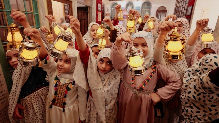 Anak-anak di Mosul, Irak, merayakan malam jelang Ramadan 1447 H pada 17 Februari 2026 dengan lentera dan arak-arakan tradisional. REUTERS/Khalid al-Mousily