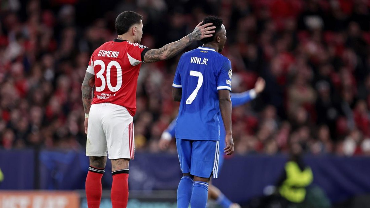 Nicolas Otamendi dan Vinicius Junior. (Foto: Getty Images/Soccrates Images)