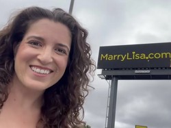 Viral Wanita Cari Jodoh Lewat Billboard, Berhasil Dapat 4 Ribu Lamaran Pria