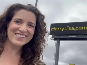 Viral Seorang Wanita Cari Jodoh Lewat Billboard, 4 Ribu Pria Kirim Lamaran