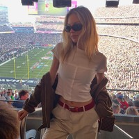 Dalam foto yang berbedar, pasangan yang berbeda 21 tahun itu terlihat stylish dan serasi. Orlando mengenakan busana serba hitam sedangkan Luisa mengenakan baju serba putih dengan jaket cokelat dan ikat pinggang merah sebagai aksen seperti yang dipamerkan di Instagram.Foto: Instagram @luisalaemmel