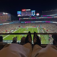 Luisa sendiri membagikan foto-fotonya saat menonton pertandingan Super Bowl di Instagram tetapi tidak menyebutkan kehadiran Orlando Bloom. Hal itu semakin meyakinkan publik akan hubungan mereka.Foto: Instagram @luisalaemmel
