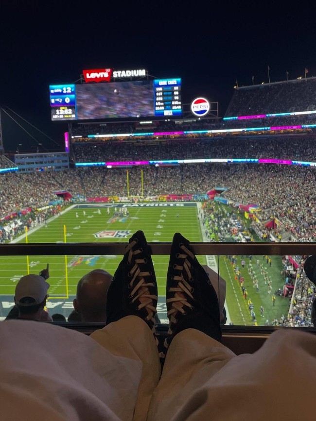 Luisa sendiri membagikan foto-fotonya saat menonton pertandingan Super Bowl di Instagram tetapi tidak menyebutkan kehadiran Orlando Bloom. Hal itu semakin meyakinkan publik akan hubungan mereka.Foto: Instagram @luisalaemmel