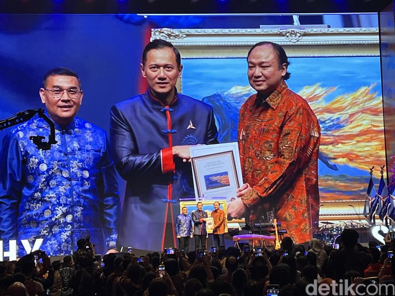 Lukisan Presiden ke-6 Susilo Bambang Yudhoyono (SBY) yang dilelang laku sebesar Rp 6,5 miliar oleh pengusaha Low Tuck Kwong. (Adhfar/detikcom)