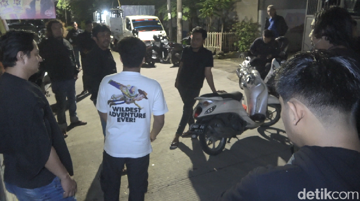 Remaja RP (18) di Makassar diserang empat remaja dengan busur panah akibat balas dendam. Satu pelaku telah ditangkap, penyelidikan masih berlanjut.