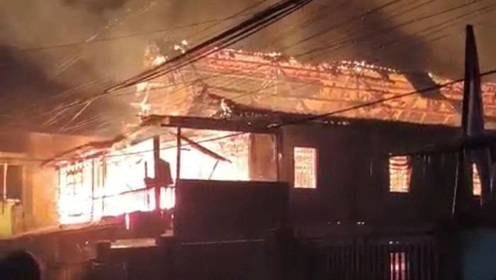 Kebakaran melanda rumah kos di Jalan Perintis Kemerdekaan 6, Makassar, malam ini. Api berhasil dipadamkan tanpa korban jiwa. Penyebab masih diselidiki.
