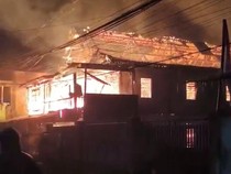 Kebakaran Hanguskan Pondok Mekar di Jalan Perintis Kemerdekaan 6 Makassar