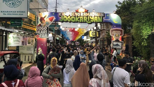 Masjid Jogokariyan Suasana buka puasa perdana di Kampoeng Ramadan Jogokariyan, Rabu (18/2).