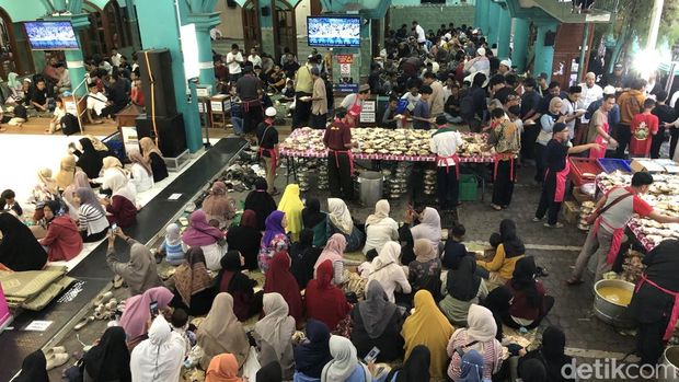 Masjid Jogokariyan Suasana buka puasa perdana di Kampoeng Ramadan Jogokariyan, Rabu (18/2).