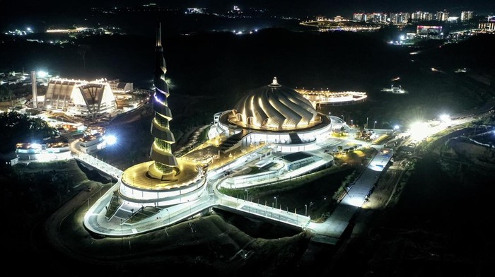 Petugas berjalan di dalam Masjid Negara Ibu Kota Nusantara (IKN) di Penajam Paser Utara, Kalimantan Timur, Selasa (17/2/2026). Menurut Kementerian Agama, Masjid Negara IKN dengan luas bangunan mencapai 76.647 meter persegi itu siap menggelar ibadah shalat Tarawih pertama awal Ramadhan 1447 Hijriah dengan menampung sebanyak 29.000 jamaah pada tahap pertama. ANTARA FOTO/M Risyal Hidaya/foc.