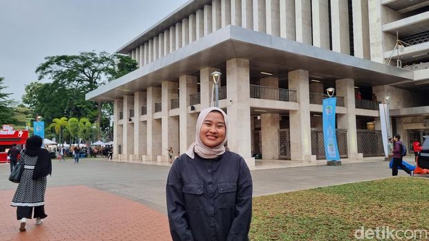 Masyarakat antusias menyambut hari pertama puasa Ramadan 2026 atau 1447 Hijriah. Mereka ramai mendatangi Masjid Istiqlal untuk salat tarawih perdana. (Taufiq S/detikcom)