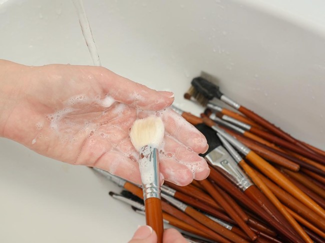 Mencuci Brush Makeup dan Beauty Blender