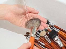 Cara Mencuci Brush Makeup dan Beauty Blender yang Tepat