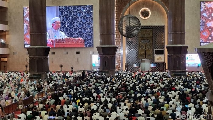 Menteri Agama (Menag) sekaligus Imam Besar Masjid Istiqlal, Nasaruddin Umar, mengambil tajuk Ramadan Hijau, Ramadan Bersama di Masjid Istiqlal.