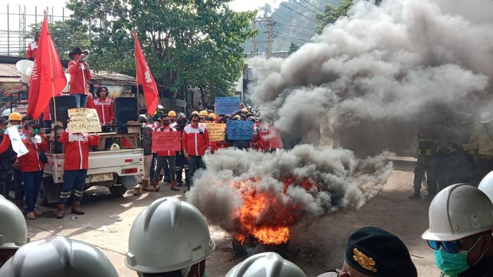 Serikat Buruh Industri Morowali menggelar demonstrasi di PT IMIP yang berakhir ricuh, mengakibatkan dua sekuriti mengalami luka bakar.