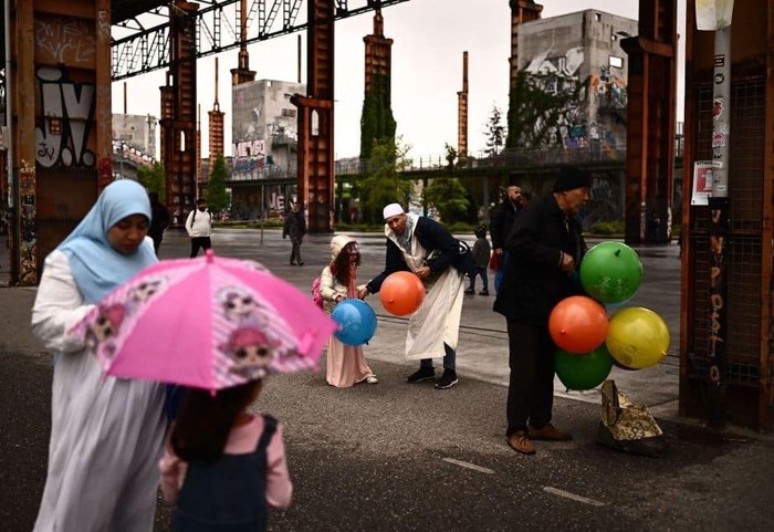 Muslim merayakan Idulfitri di kawasan industri Parco Dora di Turin pada 21 April 2023.