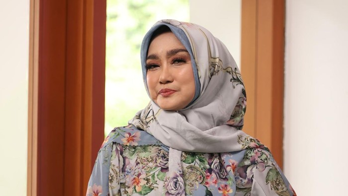 Natasha Pramudita merilis single Mendadak Dangdut, mengeksplorasi genre baru.