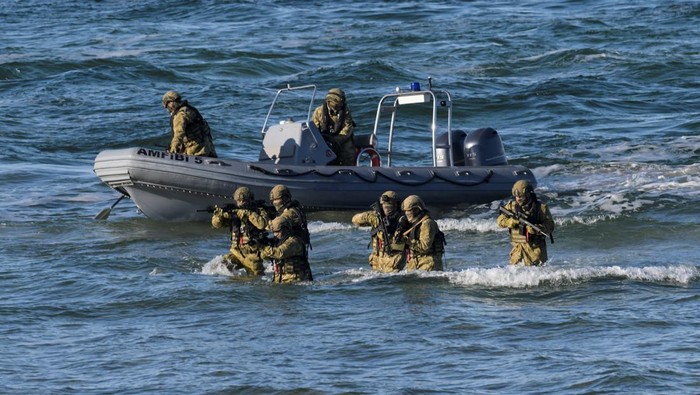 NATO menggelar latihan militer STEADFAST DART 26 di Putlos, Jerman, Selasa (18/2/2026), sebagai bagian dari upaya memperkuat kesiapsiagaan dan interoperabilitas pasukan sekutu dalam menghadapi berbagai skenario keamanan. REUTERS/Fabian Bimmer