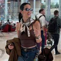 Gaya Simpel Tapi Mewah Nia Ramadhani di Bandara, Pakai Bag Charm Rp 27 Juta