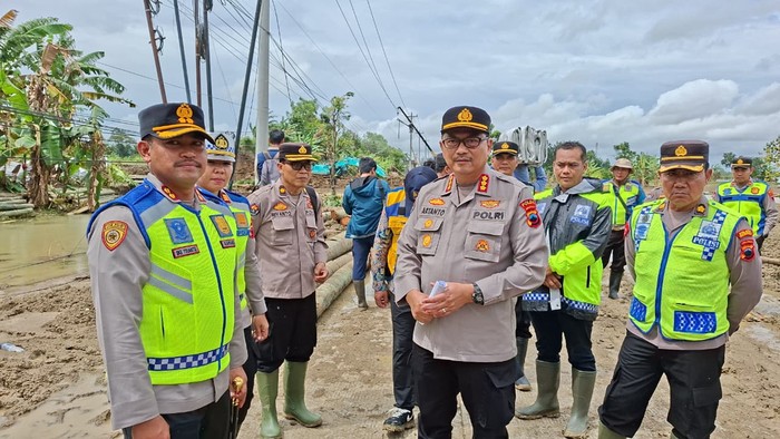 Perbaikan tanggul Sungai Tuntang Grobogan yang jebol.