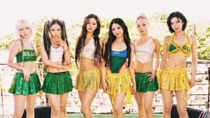 NMIXX tampil dengan kostum kuning-hijau seperti warna bendera Brasil. Momen ini bersejarah buat grup JYP Entertainment itu gak cuma untuk karier mereka tapi juga buat skena K-Pop di Brasil. (Foto: dok. JYP Entertainment)