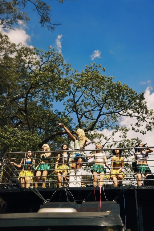 NMIXX tampil di Carnival, acara musik ikonik Brasil, pada 16 Februari 2026.
