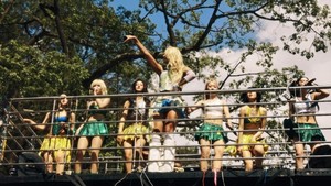 NMIXX mengejutkan penonton berkat penampilan kolaborasinya dengan Pabllo Vittar membawakan single terbaru mereka berjudul TIC TIC. Ini jadi momen pertama NMIXX menyanyikan TIC TIC sebelum lagunya resmi dirilis pada 26 Februari mendatang. (Foto: dok. JYP Entertainment)