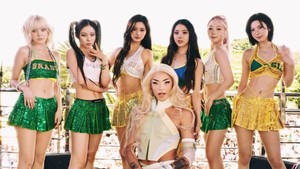 Potret NMIXX bersama Pabllo Vittar. (Foto: dok. JYP Entertainment)